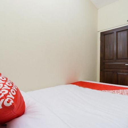 Oyo 1542 Yessy Mansion Hotel Ngabean Exterior foto