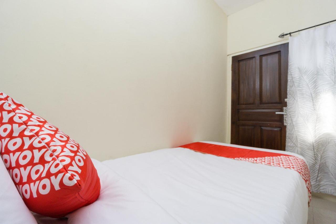 Oyo 1542 Yessy Mansion Hotel Ngabean Exterior foto