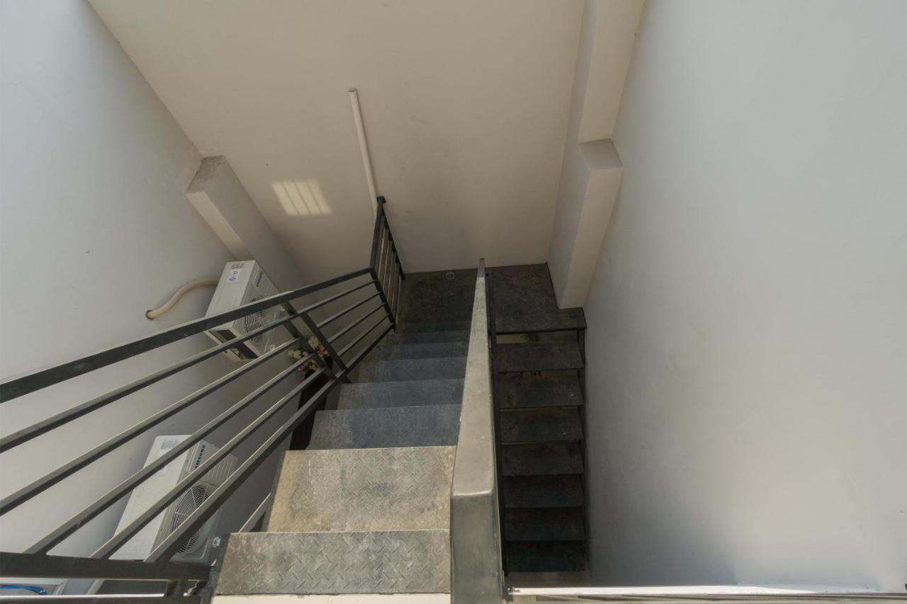 Oyo 1542 Yessy Mansion Hotel Ngabean Exterior foto